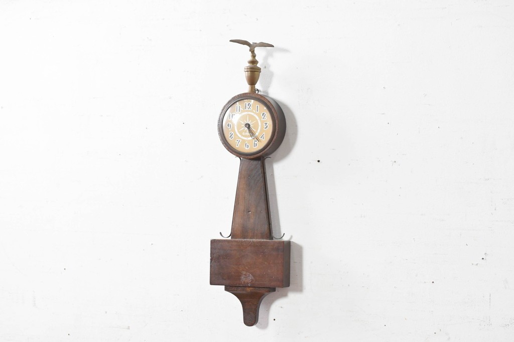 アメリカヴィンテージ　William L. Gilbert Clock Company(ウィリアム・L・ギルバート・クロック・カンパニー)　バンジョークロック　鷲飾りが印象的な掛け時計　(R-091579) 　