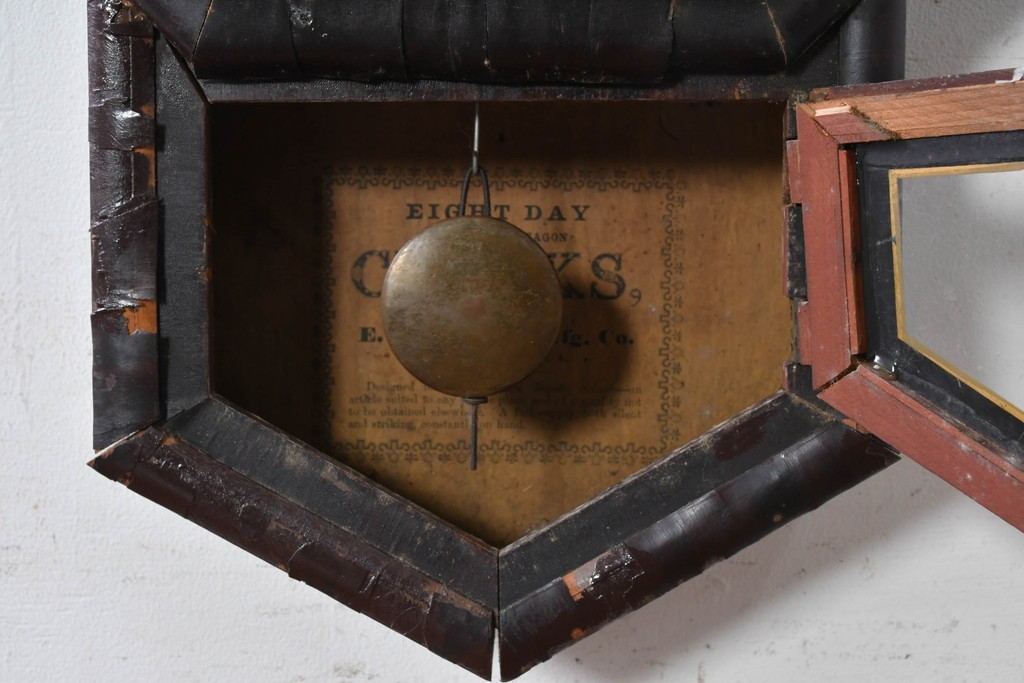  アメリカアンティーク　1890年から1900年頃　E. N. Welch Manufacturing Co.　カレンダー付き　存在感のある八角形ケースの振り子時計　(R-091585)
