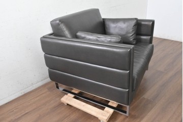 中古　イタリア製　美品　エンボスレザー張りのボックス型1人掛けソファ　定価約190万円　(R-091588)