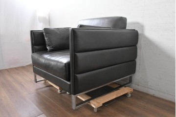 中古　イタリア製　美品　エンボスレザー張りのボックス型1人掛けソファ　定価約190万円　(R-091588)