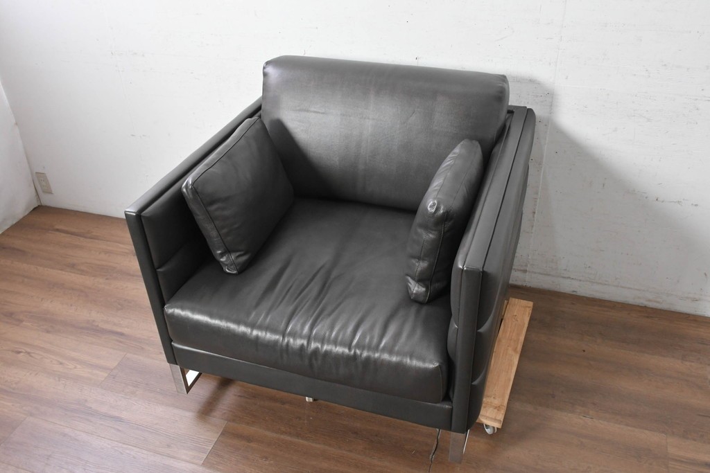 中古　イタリア製　美品　エンボスレザー張りのボックス型1人掛けソファ　定価約190万円　(R-091588)