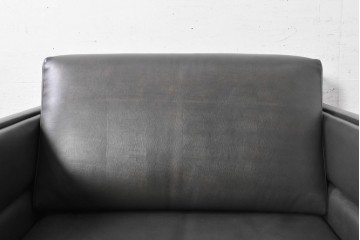 中古　イタリア製　美品　エンボスレザー張りのボックス型1人掛けソファ　定価約190万円　(R-091588)