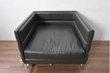 中古　イタリア製　美品　エンボスレザー張りのボックス型1人掛けソファ　定価約190万円　(R-091588)