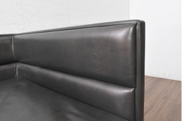 中古　イタリア製　美品　エンボスレザー張りのボックス型1人掛けソファ　定価約190万円　(R-091588)
