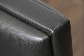 中古　イタリア製　美品　エンボスレザー張りのボックス型1人掛けソファ　定価約190万円　(R-091588)