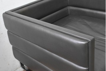 中古　イタリア製　美品　エンボスレザー張りのボックス型1人掛けソファ　定価約190万円　(R-091588)