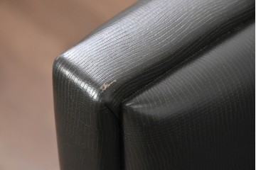 中古　イタリア製　美品　エンボスレザー張りのボックス型1人掛けソファ　定価約190万円　(R-091588)