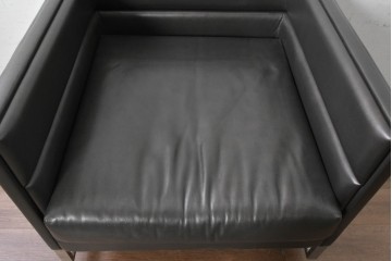 中古　イタリア製　美品　エンボスレザー張りのボックス型1人掛けソファ　定価約190万円　(R-091588)