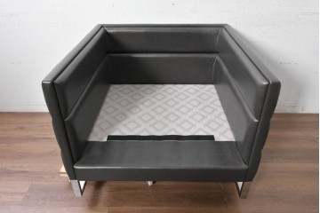 中古　イタリア製　美品　エンボスレザー張りのボックス型1人掛けソファ　定価約190万円　(R-091588)
