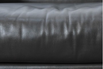 中古　イタリア製　美品　エンボスレザー張りのボックス型1人掛けソファ　定価約190万円　(R-091588)