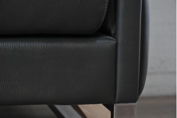 中古　イタリア製　美品　エンボスレザー張りのボックス型1人掛けソファ　定価約190万円　(R-091588)