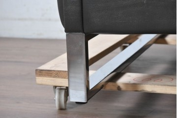 中古　イタリア製　美品　エンボスレザー張りのボックス型1人掛けソファ　定価約190万円　(R-091588)