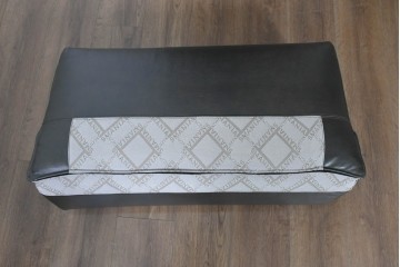 中古　イタリア製　美品　エンボスレザー張りのボックス型1人掛けソファ　定価約190万円　(R-091588)