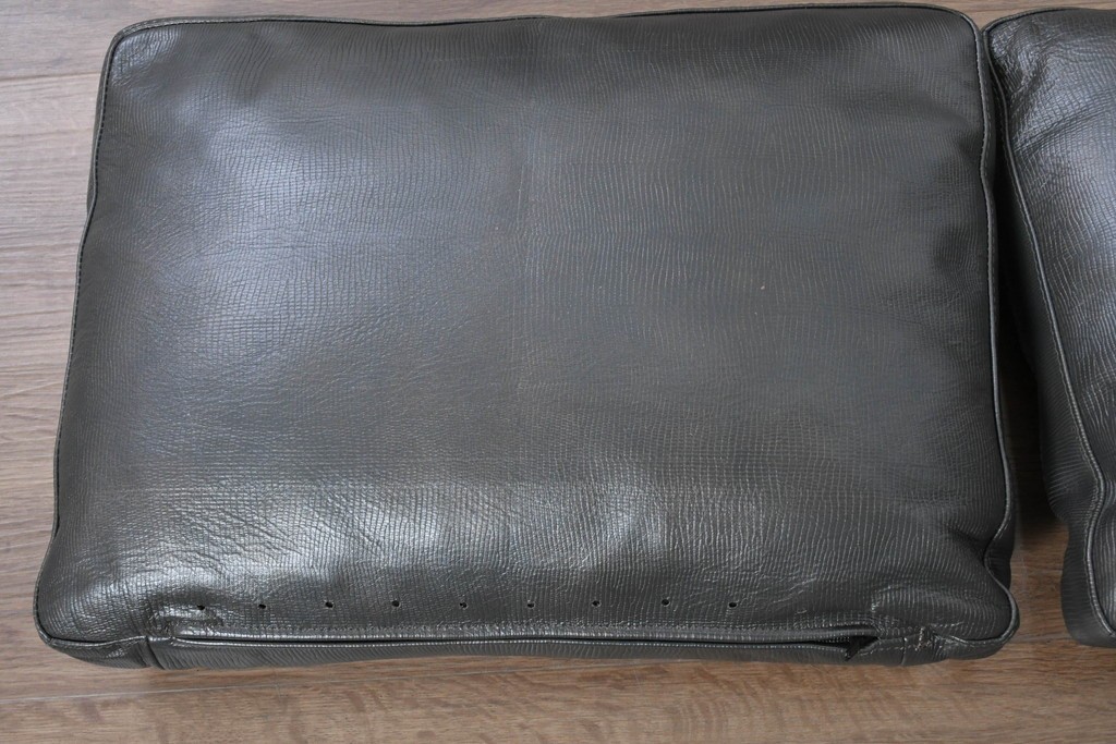 中古　イタリア製　美品　エンボスレザー張りのボックス型1人掛けソファ　定価約190万円　(R-091588)