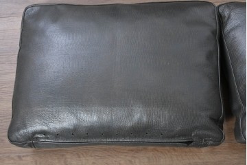 中古　イタリア製　美品　エンボスレザー張りのボックス型1人掛けソファ　定価約190万円　(R-091588)