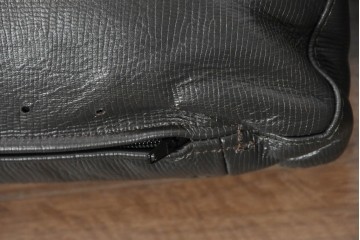 中古　イタリア製　美品　エンボスレザー張りのボックス型1人掛けソファ　定価約190万円　(R-091588)