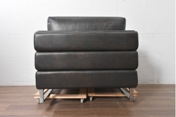 中古　イタリア製　美品　エンボスレザー張りのボックス型1人掛けソファ　定価約190万円　(R-091588)
