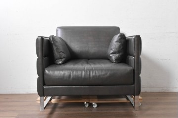 中古　イタリア製　美品　エンボスレザー張りのボックス型1人掛けソファ　定価約190万円　(R-091589)