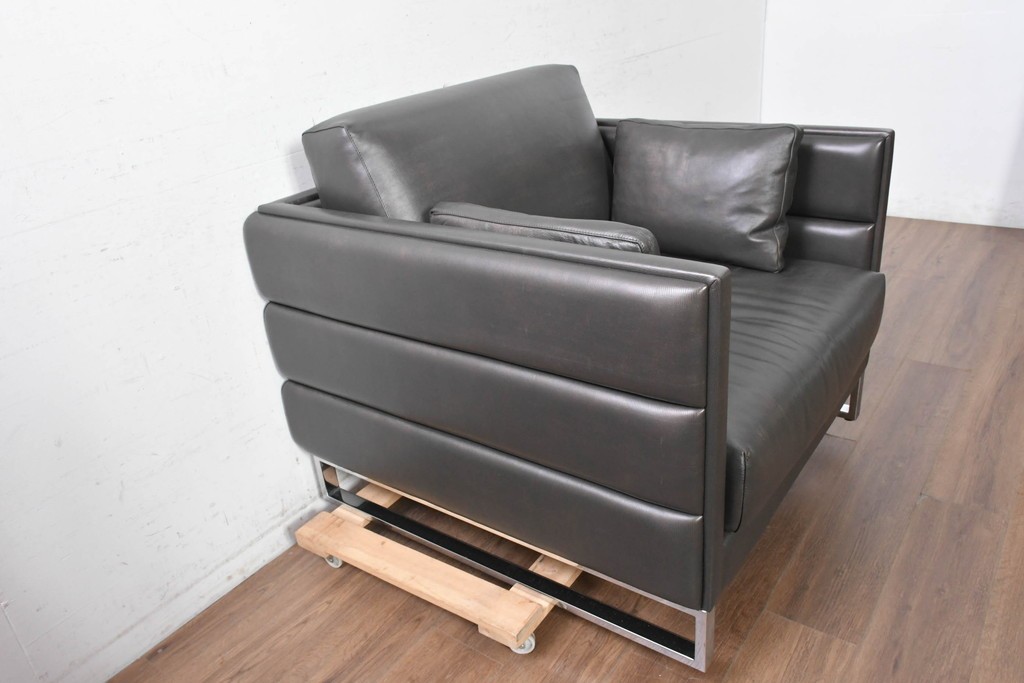 中古　イタリア製　美品　エンボスレザー張りのボックス型1人掛けソファ　定価約190万円　(R-091589)