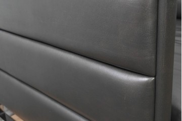 中古　イタリア製　美品　エンボスレザー張りのボックス型1人掛けソファ　定価約190万円　(R-091589)