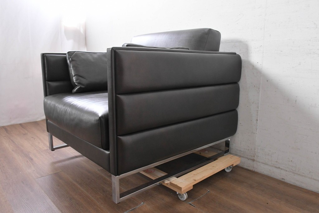 中古　イタリア製　美品　エンボスレザー張りのボックス型1人掛けソファ　定価約190万円　(R-091589)