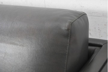 中古　イタリア製　美品　エンボスレザー張りのボックス型1人掛けソファ　定価約190万円　(R-091589)