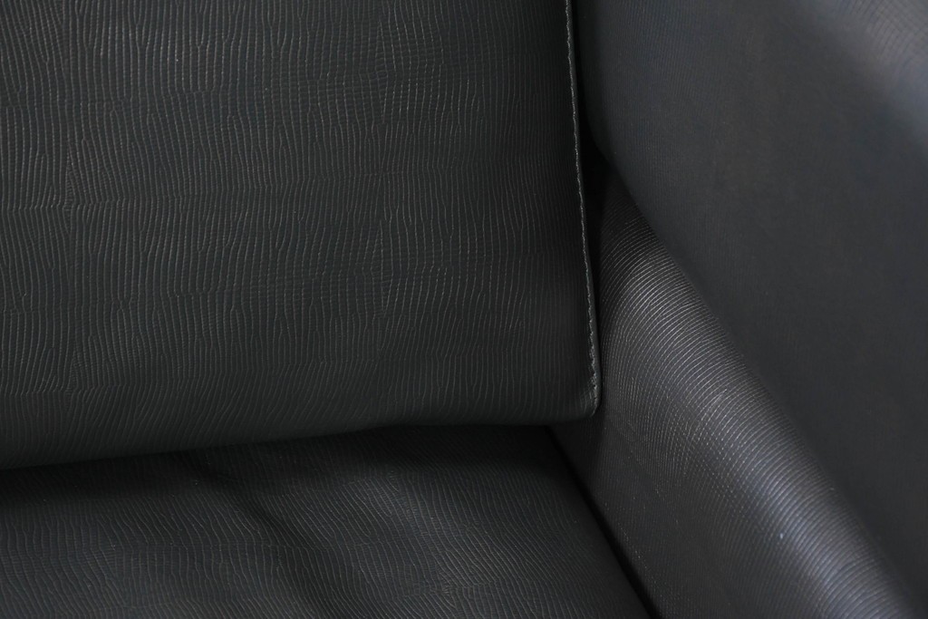 中古　イタリア製　美品　エンボスレザー張りのボックス型1人掛けソファ　定価約190万円　(R-091589)