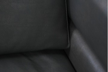 中古　イタリア製　美品　エンボスレザー張りのボックス型1人掛けソファ　定価約190万円　(R-091589)