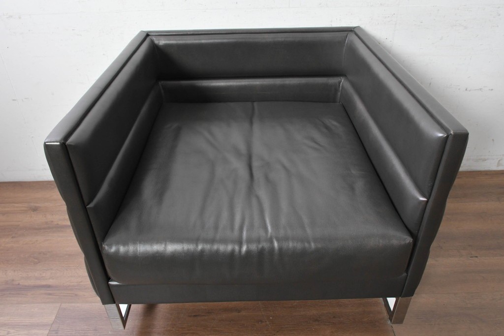 中古　イタリア製　美品　エンボスレザー張りのボックス型1人掛けソファ　定価約190万円　(R-091589)