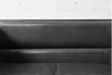 中古　イタリア製　美品　エンボスレザー張りのボックス型1人掛けソファ　定価約190万円　(R-091589)