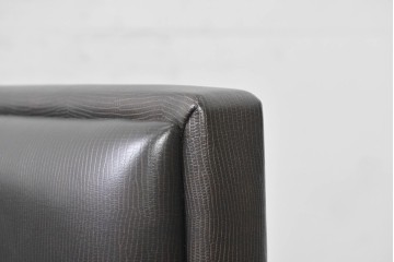 中古　イタリア製　美品　エンボスレザー張りのボックス型1人掛けソファ　定価約190万円　(R-091589)