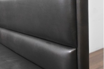 中古　イタリア製　美品　エンボスレザー張りのボックス型1人掛けソファ　定価約190万円　(R-091589)
