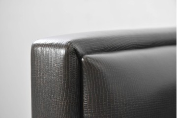 中古　イタリア製　美品　エンボスレザー張りのボックス型1人掛けソファ　定価約190万円　(R-091589)