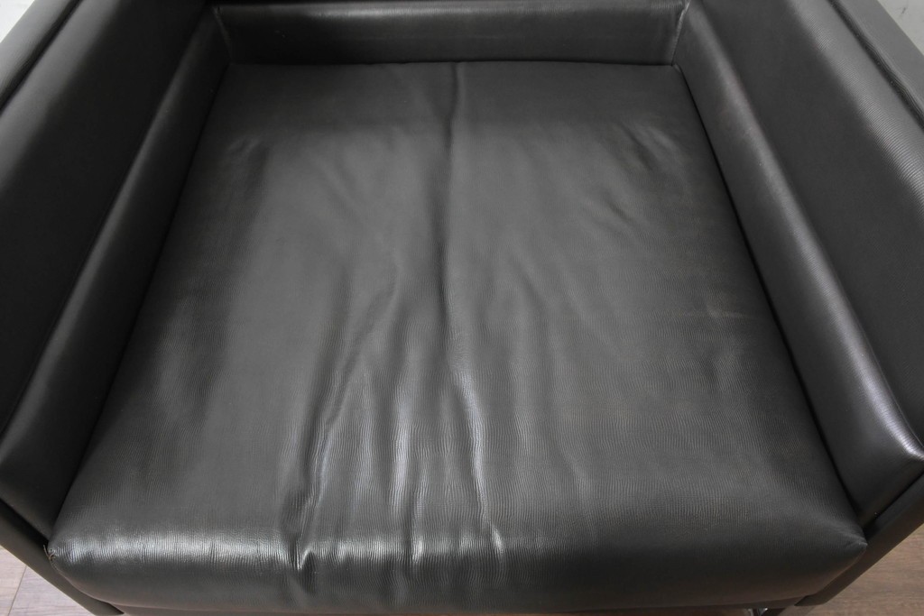 中古　イタリア製　美品　エンボスレザー張りのボックス型1人掛けソファ　定価約190万円　(R-091589)