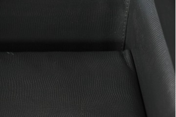 中古　イタリア製　美品　エンボスレザー張りのボックス型1人掛けソファ　定価約190万円　(R-091589)
