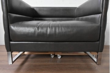 中古　イタリア製　美品　エンボスレザー張りのボックス型1人掛けソファ　定価約190万円　(R-091589)