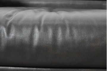 中古　イタリア製　美品　エンボスレザー張りのボックス型1人掛けソファ　定価約190万円　(R-091589)