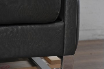 中古　イタリア製　美品　エンボスレザー張りのボックス型1人掛けソファ　定価約190万円　(R-091589)