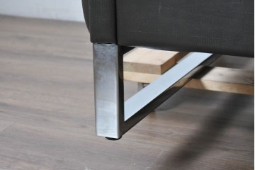 中古　イタリア製　美品　エンボスレザー張りのボックス型1人掛けソファ　定価約190万円　(R-091589)