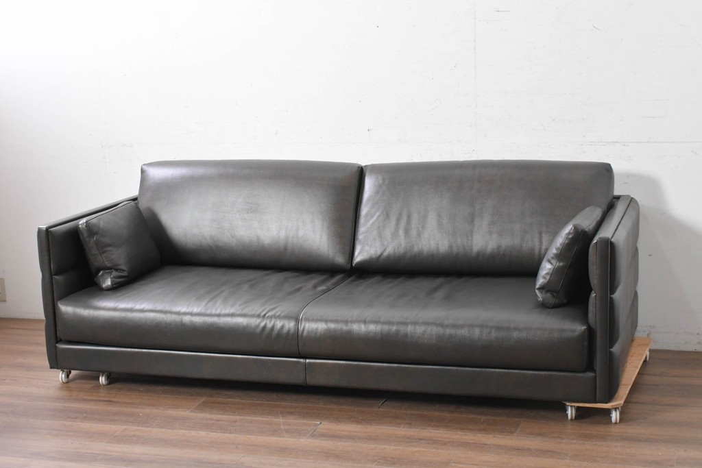 中古　イタリア製　美品　SMANIA( ズマーニア)　ダークカラーの3人掛けソファ　定価約350万円　(R-091590)