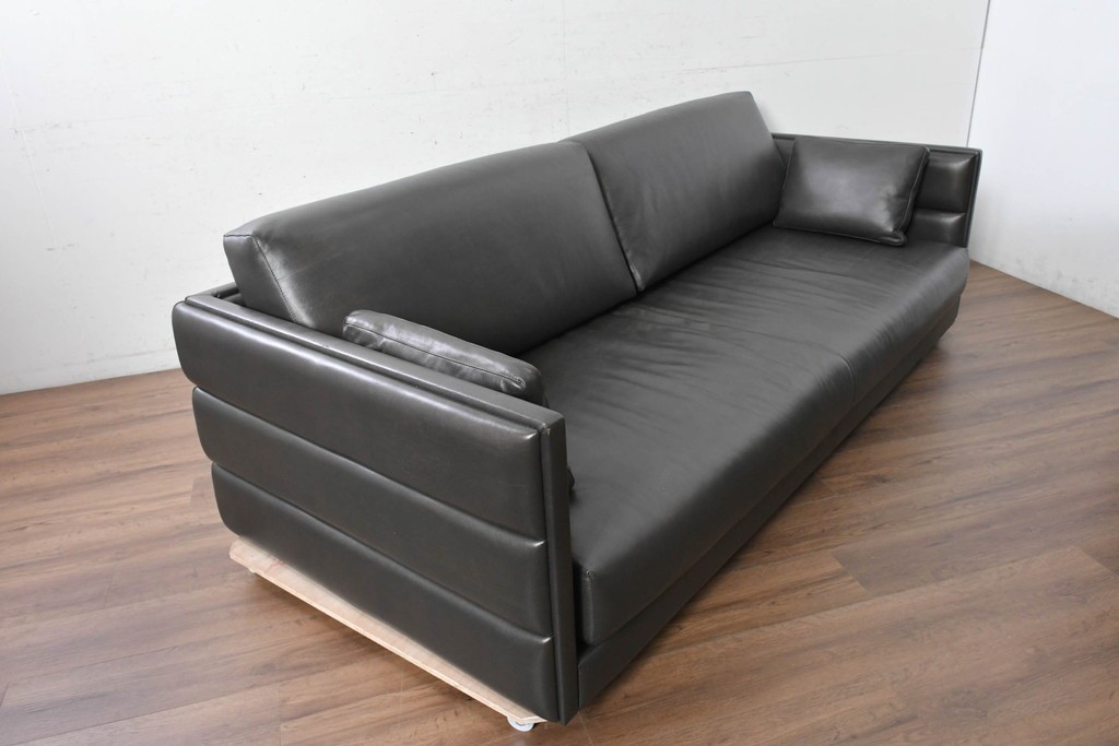 中古　イタリア製　美品　SMANIA( ズマーニア)　ダークカラーの3人掛けソファ　定価約350万円　(R-091590)