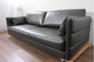 中古　イタリア製　美品　SMANIA( ズマーニア)　ダークカラーの3人掛けソファ　定価約350万円　(R-091590)