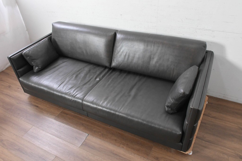 中古　イタリア製　美品　SMANIA( ズマーニア)　ダークカラーの3人掛けソファ　定価約350万円　(R-091590)