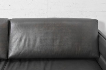 中古　イタリア製　美品　SMANIA( ズマーニア)　ダークカラーの3人掛けソファ　定価約350万円　(R-091590)