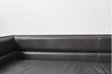 中古　イタリア製　美品　SMANIA( ズマーニア)　ダークカラーの3人掛けソファ　定価約350万円　(R-091590)