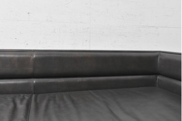 中古　イタリア製　美品　SMANIA( ズマーニア)　ダークカラーの3人掛けソファ　定価約350万円　(R-091590)