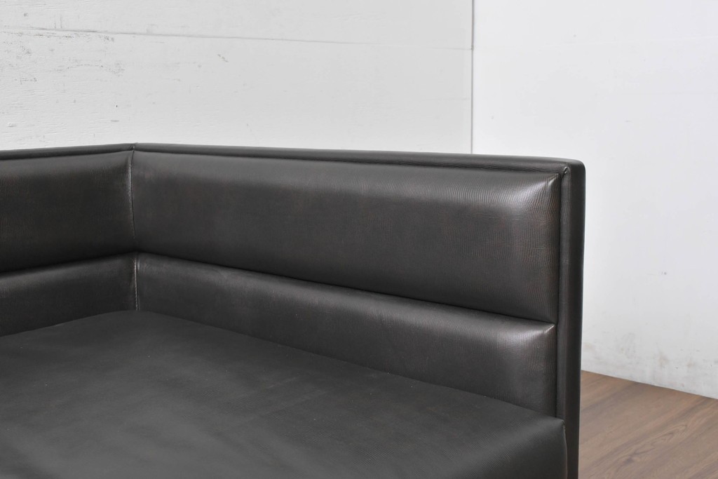 中古　イタリア製　美品　SMANIA( ズマーニア)　ダークカラーの3人掛けソファ　定価約350万円　(R-091590)