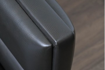 中古　イタリア製　美品　SMANIA( ズマーニア)　ダークカラーの3人掛けソファ　定価約350万円　(R-091590)