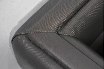 中古　イタリア製　美品　SMANIA( ズマーニア)　ダークカラーの3人掛けソファ　定価約350万円　(R-091590)