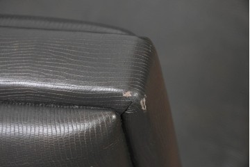 中古　イタリア製　美品　SMANIA( ズマーニア)　ダークカラーの3人掛けソファ　定価約350万円　(R-091590)